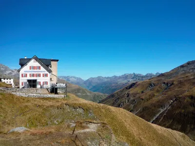 Blick auf Hütte am Furka Pass Blick auf Hütte am Furka Pass