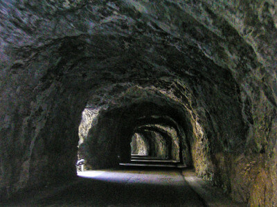 Naturtunnel in Auffahrt nach Samnaun