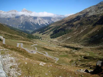 Blick auf Serpentinen am Splügen-Pass Blick auf Serpentinen am Splügen-Pass