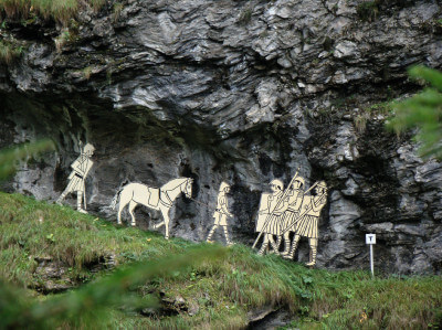 Figuren in Felswand der Via Mala