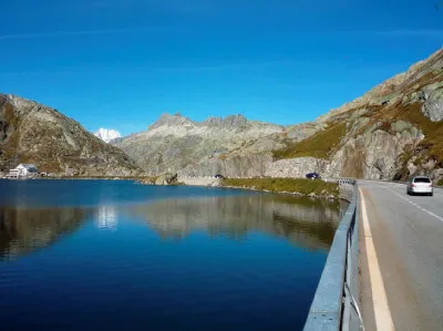 Straße entlang des Sees am Grimsel-Pass Straße entlang des Sees am Grimsel-Pass