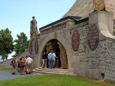 Touristen am Eingang zum Austerlitz-Denkmal