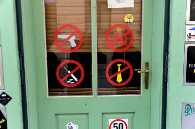 Interessante Symbole an Ladentür in Cesky Krumlov