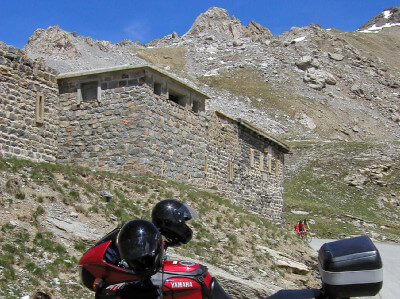 Motorrad vor Fort am Col de la Bonnette