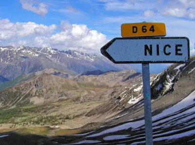 Richtungsweisendes Schild nach Nizza am Col de la Bonnette Richtungsweisendes Schild nach Nizza am Col de la Bonnette