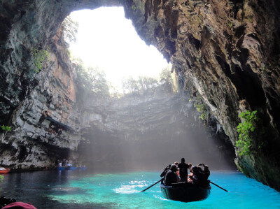 Bootsfahrt über den See in der Mellissani Höhle