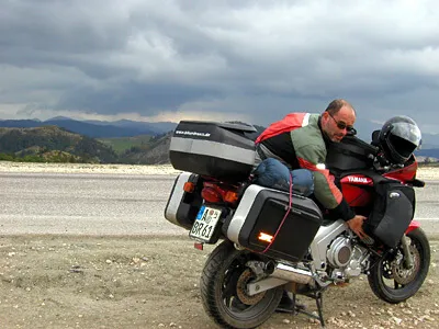 Motorrad mit Fahrer am Katara-Pass