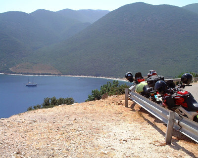 Motorräder vor Bucht beim Kloster Theotokou Agrilion