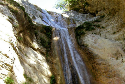 Wasserfall Dimosaris von unten