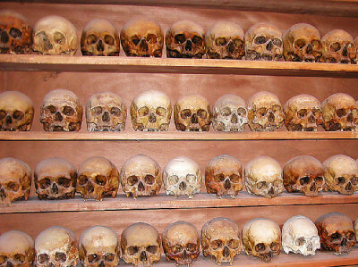 Galerie mit Schädeln im Meteora-Kloster
