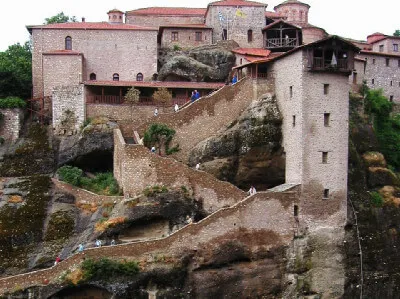 Blick von unten auf Meteora-Kloster Blick von unten auf Meteora-Kloster