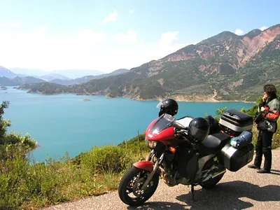 Motorrad mit Sozia vor dem Kremaston Stausee
