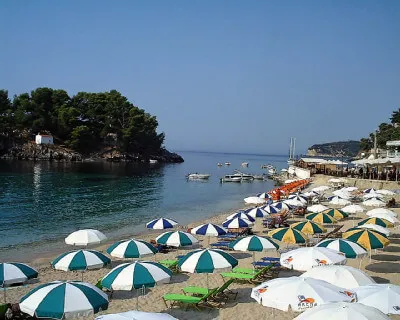 Badestrand von Parga mit Sonnenschirmen Badestrand von Parga mit Sonnenschirmen