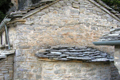 Steingedeckte Dächer vom Kloster Agios Praskevi
