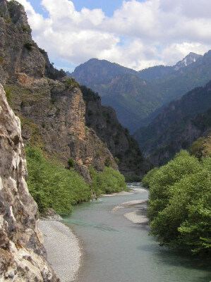 Blick auf Fluß in Schlucht bei Konitsa