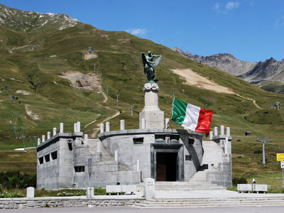 Mausoleum und Kriegerdenkmal an der Passhöhe vom Passo di Tonale