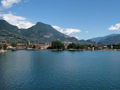 Blick vom See auf Riva del Garda