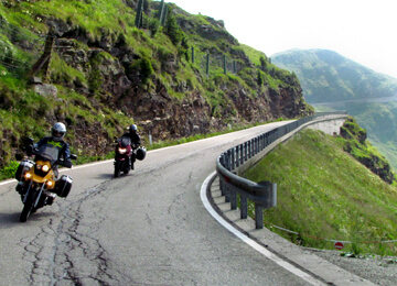 Motorräder bei Abfahrt vom Jaufenpass Passo di Monte Giovo