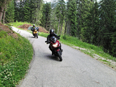 Zwei Motorräder auf der Pustertaler Sonnenstraße