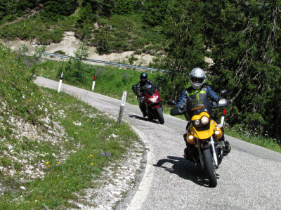 Straße mit Motorräder Abfahrt Würz-Joch
