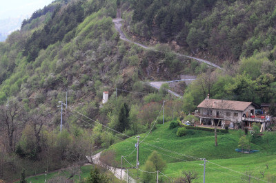 Landschaft mit Motorradfahrer am Passo di Capovalle