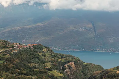 Blick auf Pieve mit Gardassee im Hintergrund Blick auf Pieve mit Gardassee im Hintergrund