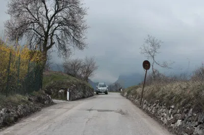 Straße mit Auto und Wolken Tremosine Straße mit Auto und Wolken Tremosine