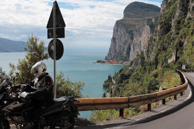 Motorradfahrer auf der Strada della Forra mit Blick auf Gardasee