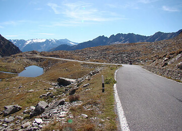 Straße und Blick auf Berge am Gavia-Pass