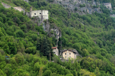 Kriegsdenkmal Rocca d'Anfo im Wald