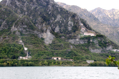 Rocca d'Anfo am Ufer des Idrosees bei Anfo