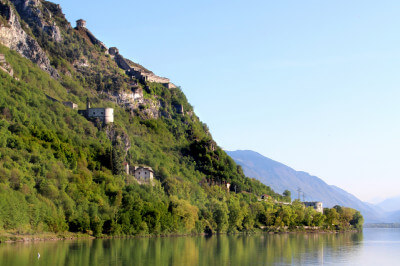 Rocca d'Anfo vom See aus fotografiert