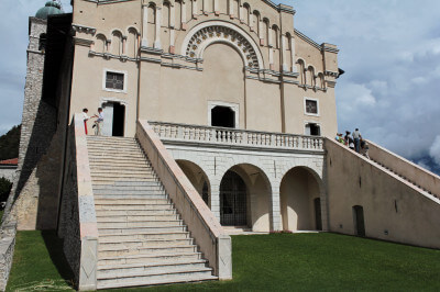 Treppenaufgang an der Wallfahrtskirche Madonna di Monte Castello
