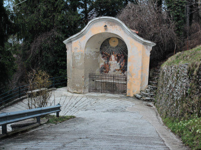 Eine Station des Kreuzganges mit Abfahrt Madonna di Monte Castello