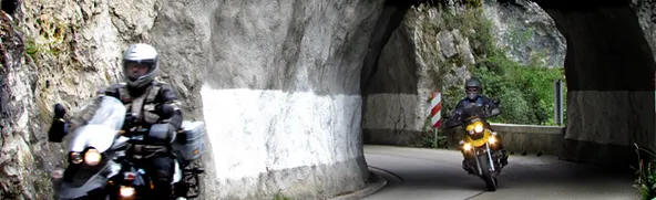 Motorradtourfahrer bei Ausfahrt aus Tunnel im Altmühltal