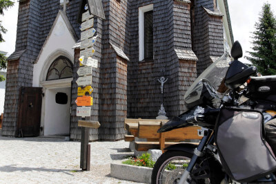 Motorrad vor Holzkirche im Böhmerwald