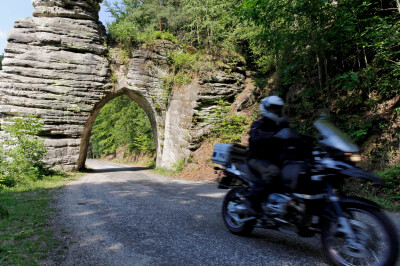 Motorrad fährt durch Felsentor im Böhmischen Paradies | Cesky Raj