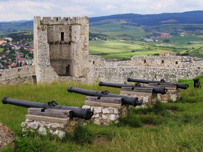 Im Innenhof der Zipser Burg mit Blick auf alte Kanonen und Befestigungsanlage