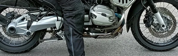 Motorrad steht mit Blick auf die Bremsen von Vorder- und Hinterrad