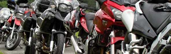 Mehrere Motorräder stehen hinter einander während einer Pause