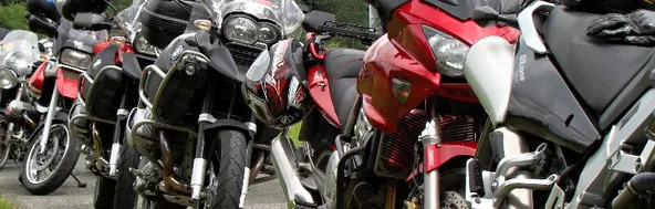 Motorradfahren als Gruppenerlebnis Mehrere Motorräder stehen hinter einander während einer Pause