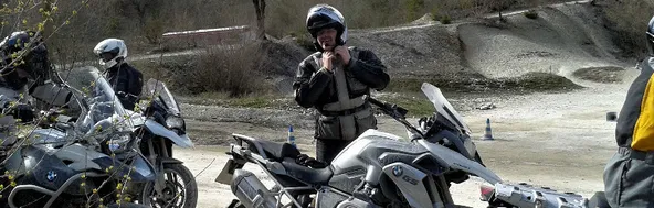 Motorradfahren im Gelände Auch im Gelände macht Motorrad fahren Spaß. Die richtigen Übungen bringt ein gewisses Mass an Vertrautheit mit der Materie.