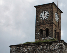 Der Uhrturm auf der Burg von Gjirokastër
