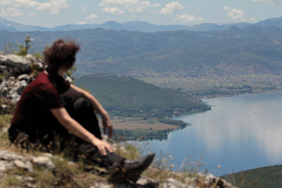 Frau blickt auf den weit unten liegenden Ohridsee