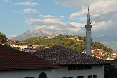 Moschee von Berat und im Hintergrund die Berge des Tomorr-Nationalparks