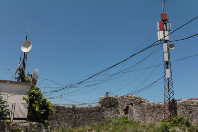 Masten mit Strom- und Telefonleitungen vor der Burg