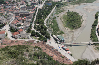Luftbild von der Burg auf die darunter liegende Universität von Berat