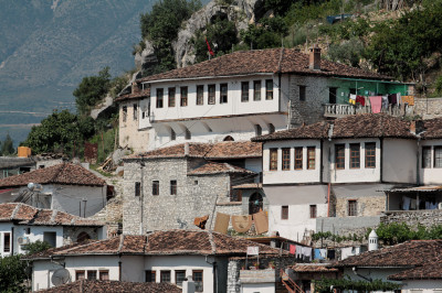 Blick auf Häuserfront mit vielen Fenstern in Berat