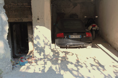 Ein dicker Audi steht in alter Garage