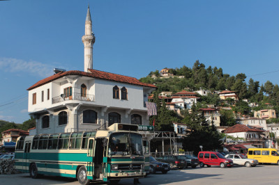 Bus vor Moschee im Zentrum von Berat